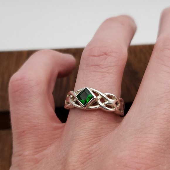 Size 7.75 925 Sterling Silver Celtic Style Green Glass Gem Ring - Picture 4 of 9